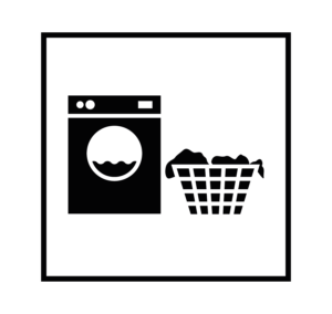 Lavadora y cesto con ropa
