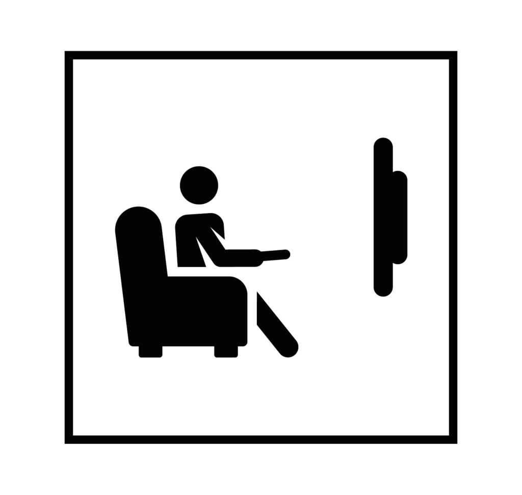 Persona sentada en sillón con mando a distancia y televisor plano