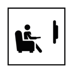 Persona sentada en sillón con mando a distancia y televisor plano