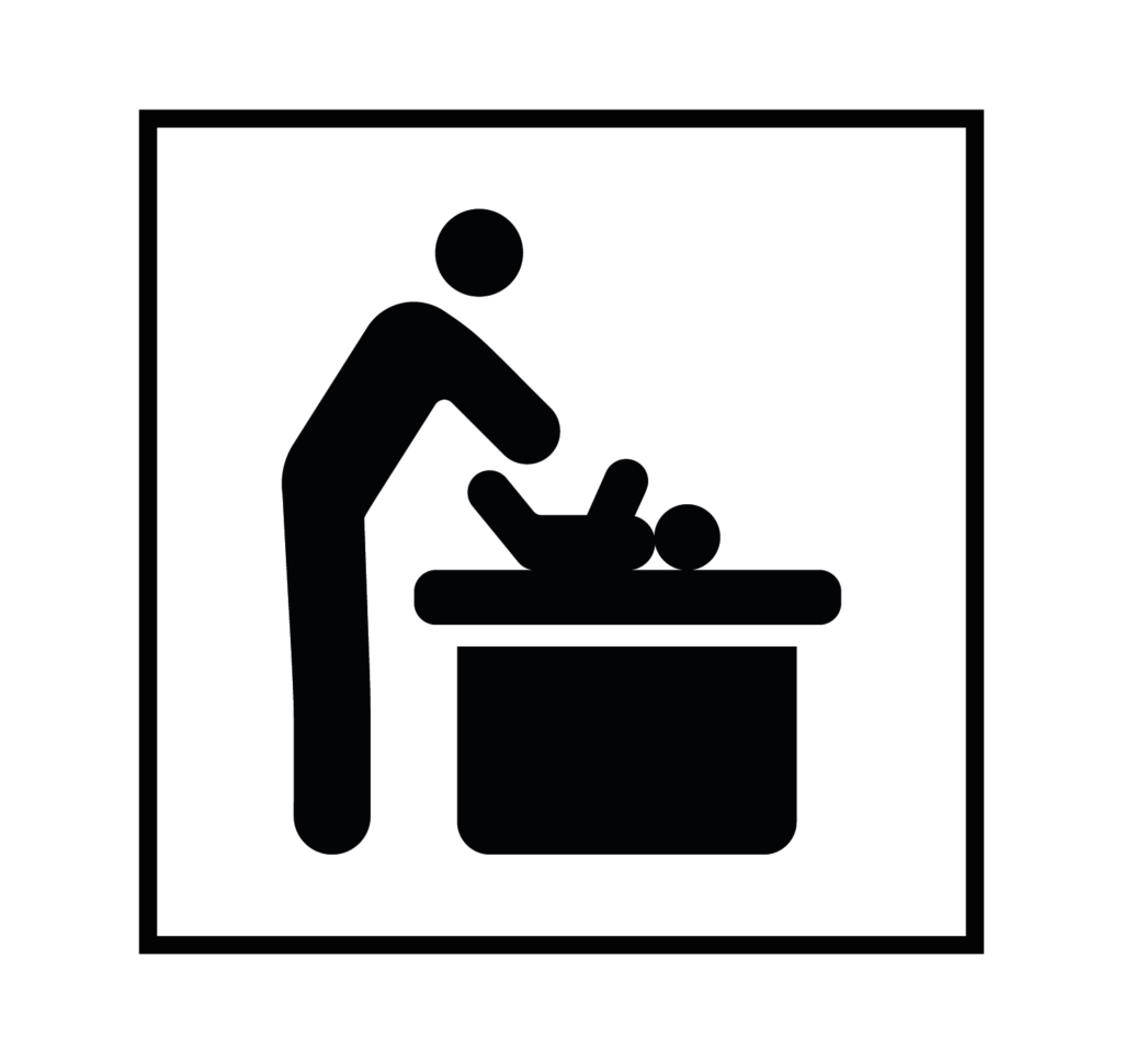 Una persona atiende a un bebé que está sobre una camilla