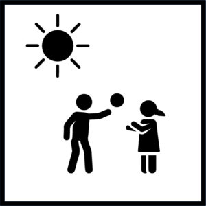 Siluetas de sol, niño con pelota jugando con niña con coleta y vestido o falda